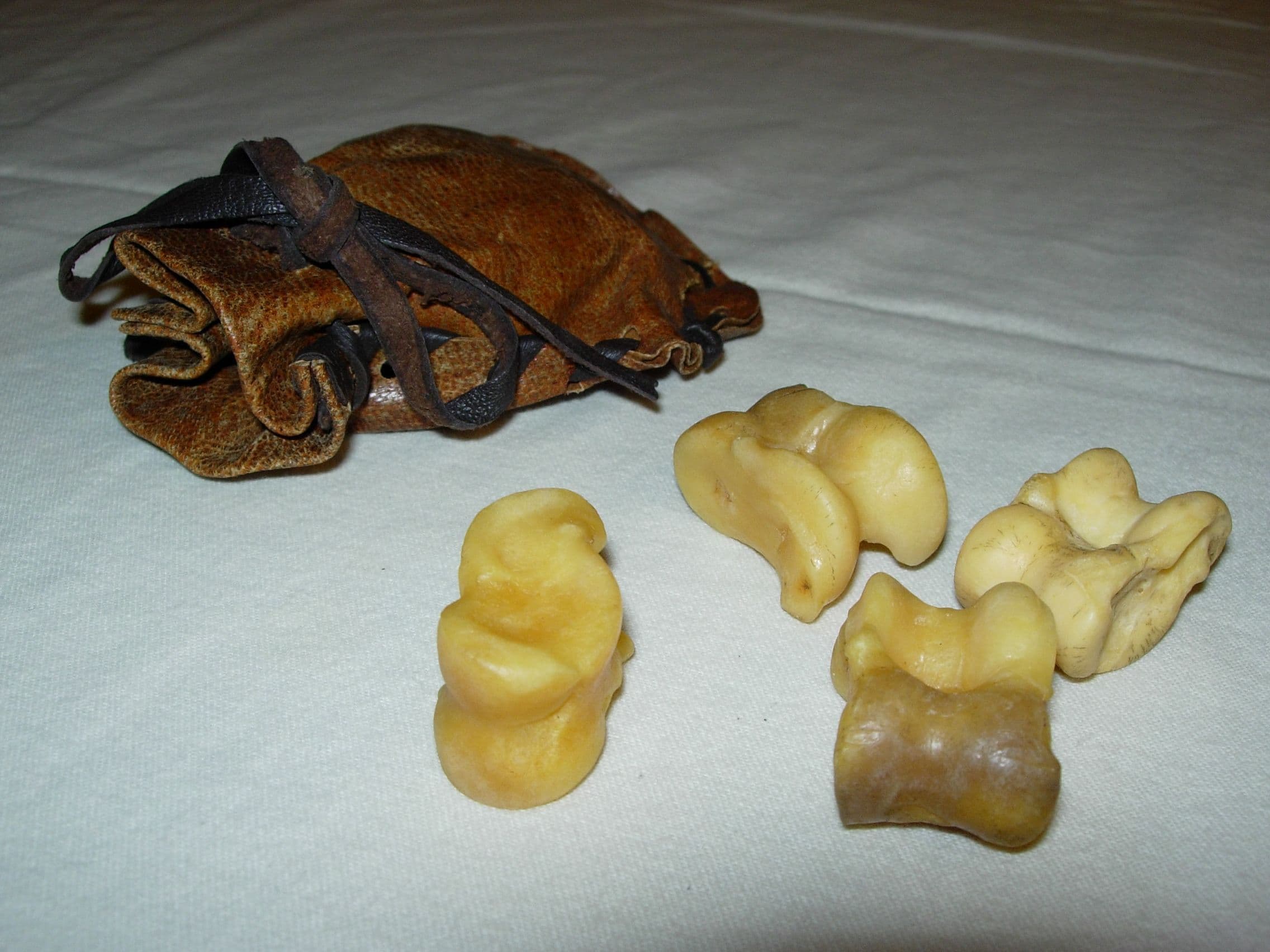 Knucklebones 封面图